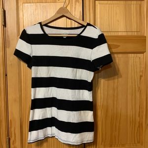 Black and white Old navy tee Large